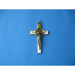 Krzyż metalowy z medalem Św.Benedykta 7 cm.Biały
